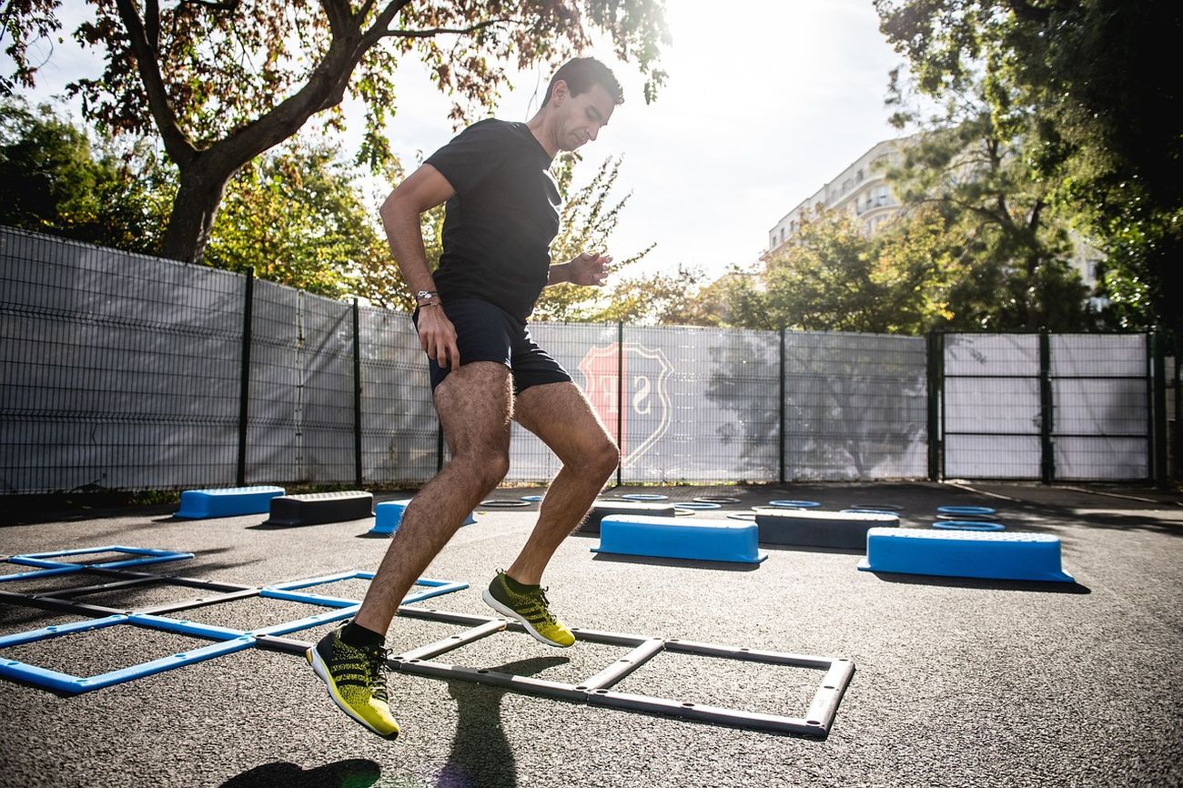 Trening cardio na siłowni zewnętrznej